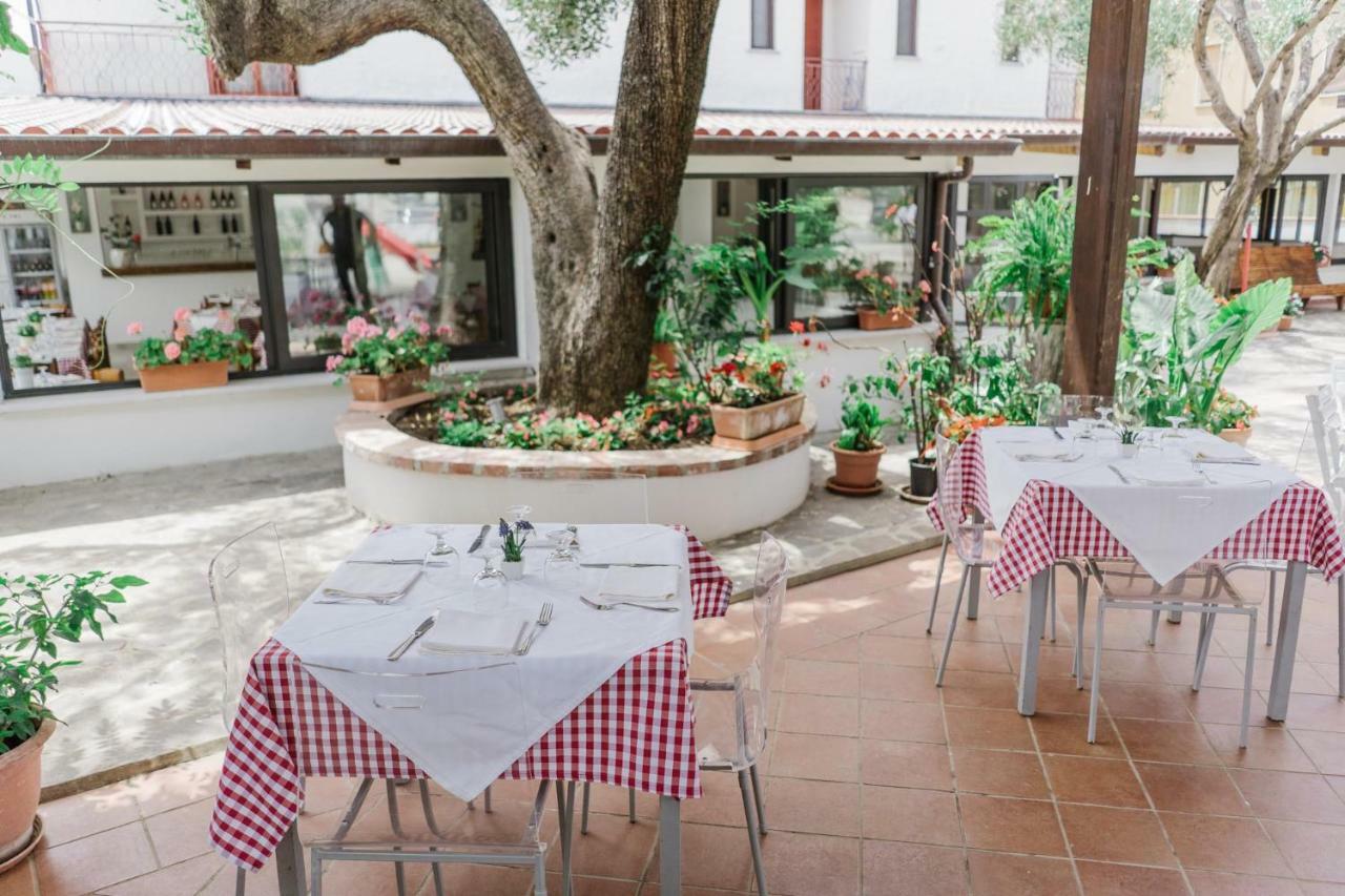 Hotel Santa Rosalia Marina di Camerota Bagian luar foto